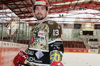 Eispiraten: Aktion für Veteranen erntet viel Zuspruch - André Schietzold im Camouflage-Outfit.