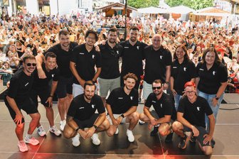 Eispiraten an Deck, Spaßrock auf der Bühne – und eine Glauchauerin aus Wiehl mittendrin beim Crimmitschauer Stadtfest - Höhepunkt des Festmarathons: Die Vorstellung der Profis des Eishockey-Zweitligisten. Da sich noch einige Spieler auf der Urlaubsrückreise befinden, war das Team nicht komplett.