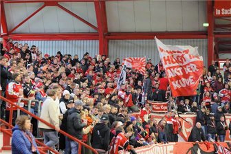 Eispiraten-Anhänger rüsten sich für Abstiegskampf: Vor der ersten Partie in Bayreuth gibt es einen Fanmarsch - Die Eispiraten-Fans planen einen Fanmarsch vor der Auswärtspartie in Bayreuth.