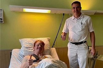 Eispiraten: Arzt macht Hoffnung auf Comeback von Kelly Summers - Kurz nach der Operation: Verteidiger Kelly Summers und Mannschaftsarzt Hendrik Baum verbreiten Zuversicht. 