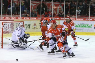 Eispiraten besiegen Kassel Huskies - Der Torschütze zum 3:1, Vincent Schlenker, sorgte immer wieder für Gefahr vor dem Gästetor.