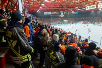 Eispiraten-Blaulichttag am Sonntag: Für Feuerwehrleute aus Meerane geht es von der Einsatzstelle in die Fankurve - Zum vierten Mal gab es einen Blaulichttag in Crimmitschau. Ein großer Teil der 1900 Feuerwehrleute und Rettungskräfte kam mit Einsatzbekleidung in das Kunsteisstadion im Sahnpark.