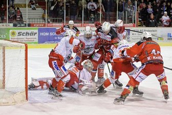 Eispiraten bleiben ohne Beute gegen Eisbären - Auf der Suche nach dem Puck: Der Regensburger Goalie ist beim Schuss von Eispirat Ole Olleff zur Stelle. Foto: Andreas Kretschel