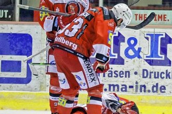 Eispiraten brauchen Verstärkung für Offensive - Ein Bild mit Symbolcharakter für die Lage bei den Eispiraten: Dominic Walsh liegt nach einem Pucktreffer auf dem Eis.