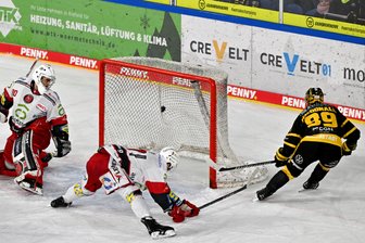 Eispiraten-Coach sieht gutes Auswärtsspiel - nur die Tore fehlen - Josh MacDonald (rechts) gelang es, 13 Sekunden vor Ende des zweiten Drittels mühelos in das unbesetzte Tor der Eispiraten Crimmitschau zu treffen. Verteidiger Thomas Reichel, der in Unterzahl spielte, kam zu spät, um den Topscorer der Krefeld Pinguine noch wirksam zu beeinträchtigen.