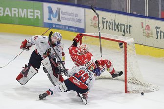 Eispiraten Crimmitschau an Halloween in Torlaune: 5:0-Kantersieg gegen den EHC Freiburg - Mit vollem Einsatz: Denis Shevyrin und seine Teamkollegen haben gegen Freiburg drei Punkte eingefahren.