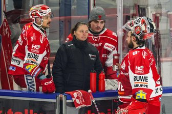 Eispiraten Crimmitschau: Auf der Position des dritten Torhüters gibt es einen Tausch - Der dritte Torhüter Lex Kasakow (mit Mütze) gehört künftig nicht mehr zum Eispiraten-Kader.