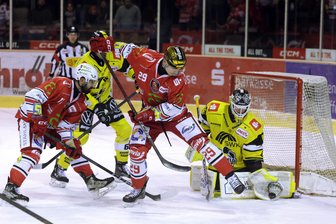 Eispiraten Crimmitschau: Bei der Suche nach Offensiv-Verstärkung gibt es einen Dämpfer - Ganz oben auf dem Wunschzettel der Eispiraten-Verantwortlichen hat Rihards Marenis (mit dem goldenen Helm) gestanden. Er spielte bereits in der Saison 2024/25 in Crimmitschau.