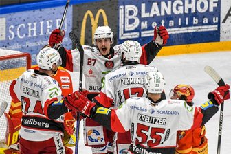 Eispiraten Crimmitschau bejubeln Sieg im Topspiel - Thomas Reichel und seine Mitspieler bejubeln das 2:1-Führungstor in Kaufbeuren. Am Ende hieß es 5:2 für die Gäste.