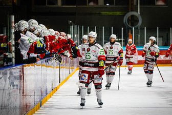 Max Balinson beim Abklatschen nach dem 1:0.