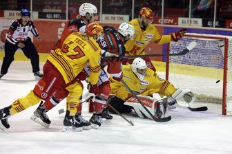 Eispiraten Crimmitschau besiegen Spitzenreiter ESV Kaufbeuren - 1:0 durch Dominic Walsh gegen Tormann Maximilian Meier