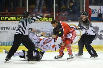 Eispiraten Crimmitschau bezwingen Pinguine - Chris Stewart und Pinguin Sergej Stas lieferten sich einen Faustkampf.