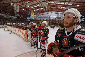 Eispiraten Crimmitschau binden den nächsten Leistungsträger - Vinny Saponari (rechts) war nach dem Ausscheiden im Playoff-Halbfinale mit den Eispiraten Crimmitschau enttäuscht. Doch er zieht daraus Motivation für die neue Saison, für die er jetzt seinen Vertrag verlängert hat.
