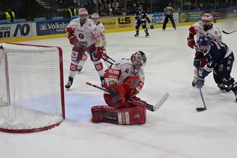 Eispiraten Crimmitschau bleiben bei Ligamitfavorit Kassel Huskies im letzten Spiel des Jahres ohne Punkte - Eispiraten-Keeper Kevin Reich wurde am Dienstagabend unter anderem vom Kasseler Jake Weidner überwunden.