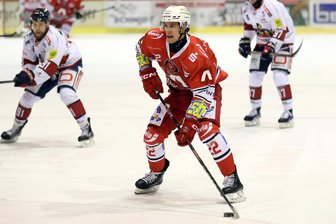 Eispiraten Crimmitschau bleiben im Derby in Dresden ohne Chance - Tim Lutz - hier im Foto im Heimspiel am Freitagabend - sorgte am Sonntag für die einzige Strafzeit im gesamten Spiel beim Derby in Dresden.