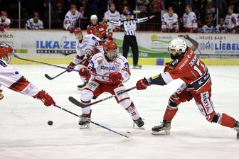 Eispiraten Crimmitschau bleiben in der Erfolgsspur - Die Reihe um Ladislav Zikm und - hier ist der Tscheche beim Schuss im Heimspiel gegen Landshut in Aktion - sorgte in Ravensburg für ordentlich Wirbel vor dem gegnerischen Tor und erzielte drei der vier Treffer.