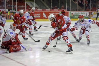 Eispiraten Crimmitschau bringen dreifache Führung in Regensburg nicht ins Ziel - Vinny Saponari war am Sonntagabend zweifacher Torschütze für Crimmitschau in Regensburg. Das Foto zeigt ihn beim Heimspiel gegen Landshut.