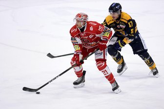 Eispiraten Crimmitschau: Darum reißt der Ausfall von Abwehrchef Mirko Sacher eine riesige Lücke - Ein wichtiger Akteur bei den Eispiraten Crimmitschau: Verteidiger Mirko Sacher (hier im Derby gegen Weißwasser) schaltet sich oft mit in die Offensive ein.