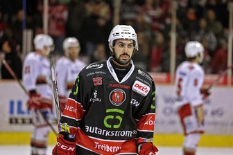 Eispiraten Crimmitschau: Der Pendler zwischen zwei Teams sieht sein Pensum gelassen - Eispiraten-Verteidiger Gregory Kreutzer hat in den Playoffs nicht nur auf dem Eis ein ordentliches Pensum zu absolvieren. Als Förderlizenzspieler kommt er derzeit parallel bei den Crimmitschauern sowie den Fischtown Pinguins aus Bremerhaven zum Einsatz und muss deshalb auch viel Zeit auf der Autobahn verbringen.