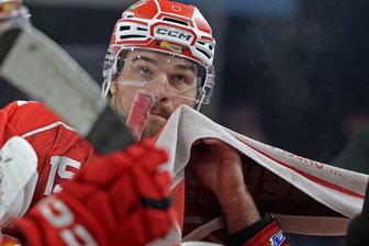 Eispiraten Crimmitschau: Derbypleite trübt Stimmung im Jubiläumsspiel von Ole Olleff - Ole Olleff hat in Weißwasser sein 500. Pflichtspiel für die Eispiraten Crimmitschau absolviert.