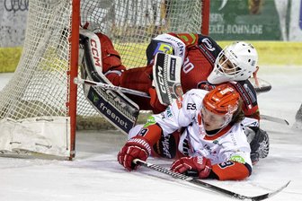 Eispiraten Crimmitschau: Dezimierte und harmlose Sahnpark-Cracks verlieren Derby gegen Selb - Eispiraten-Torhüter Oleg Shilin blieb in der Schlussphase mit seinem Schlittschuh in der Verankerung des Tores hängen. Er verließ in der 54. Minute das Eis.