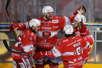 Eispiraten Crimmitschau: Die fünf Faktoren für die beste Hauptrunde der Clubgeschichte - Sie haben die beste Hauptrunde der Clubgeschichte gespielt: Ole Oleff (Mitte) feiert mit Hayden Verbeek, Dominik Walsh und Scott Feser (von links).