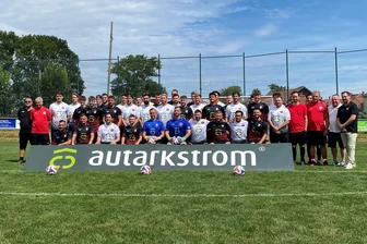 Eispiraten Crimmitschau: Dieser Eishockeyprofi macht auf dem Fußballplatz die beste Figur - Als Hauptsponsor engagiert sich die Firma Autarkstrom sowohl bei den Eispiraten Crimmitschau (weiße Trikots) als auch dem Ebersbrunner SV. Deren Chef Frank Fischer hatte die Idee zum Freundschaftsspiel beider Klubs auf dem Fußballrasen.