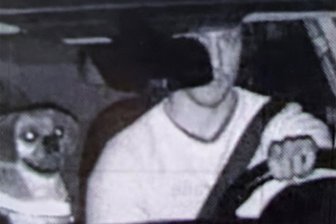 Eispiraten Crimmitschau: Dominic Walsh und sein Hund „Polly“ sorgen für lustiges Blitzer-Foto - Auf dem Weg in den Kurzurlaub: Dominic Walsh vom Eishockey-Zweitligisten Eispiraten Crimmitschau wird mit „Polly“ im Erzgebirge geblitzt.