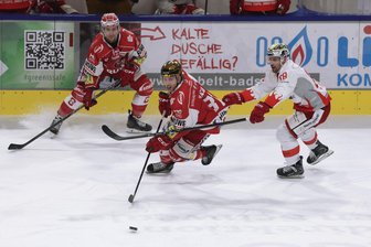 Eispiraten Crimmitschau: Doppelpack von Corey Mackin bringt neben Sieg in Kaufbeuren ein Extra-Lob vom Trainer ein - Corey Mackin (Mitte/Szene aus einem Heimspiel) erzielte in Kaufbeuren seine Saisontore Nummer 13 und 14. Er holte mit den Eispiraten zwei Punkte.
