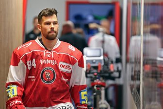 Eispiraten Crimmitschau: Eine neue Rolle beschert Louis Brune mehr Zeit am Puck - Louis Brune stürmt bei den Eispiraten Crimmitschau neben Denis Shevyrin und Vincent Saponari. Er ist zudem Pate des Kids-Club.