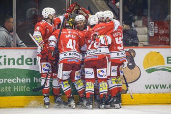 Eispiraten Crimmitschau: Eishockey-Profis laden ihre Akkus mit Brötchen und Knackern für die dritte Verlängerung auf - Hier jubeln die Eispiraten Crimmitschau über den Siegtreffer von Corey Mackin.
