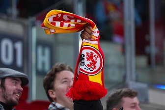 Eispiraten Crimmitschau empfangen die Düsseldorfer EG: „Besser geht’s nicht!“ - Das Eisstadion am Sahnpark wird zum Tollhaus, wenn am Sonntag die Düsseldorfer EG zu Gast ist.