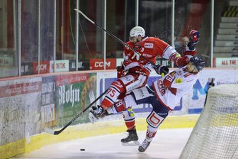 Eispiraten Crimmitschau: Entwickelt sich ein ganz kleiner Vorteil für das Heimteam zum Zünglein an der Waage? - Vom Verteidiger zum Stürmer umfunktioniert: Denis Shevyrin wird am Freitag wieder zwischen Justin Büsing und Tim Lutz stürmen.