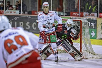 Eispiraten Crimmitschau erleben in Regensburg ein Debakel - Torhüter Oleg Shilin beendete am Montag seinen Arbeitstag in Regensburg frühzeitig. Nach dem vierten Gegentor nach nicht einmal 16 Minuten verließ der Keeper das Eis und ließ sich gegen Christian Schneider auswechseln.
