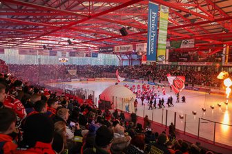 Eispiraten Crimmitschau erwarten zum Saisonauftakt die Krefeld Pinguine - Das Foto entstand im Februar vor dem Heimspiel der Eispiraten Crimmitschau gegen die Krefeld Pinguine. Zum Saisonstart im September treffen beide Teams erneut aufeinander.