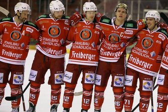 Eispiraten Crimmitschau: Fünf Gründe für den Top-Start - Das Eispiraten-Team um Kapitän Vincent Schlenker (mit dem gpldenen Helm) präsentiert sich bisher als Einheit.