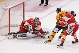 Eispiraten Crimmitschau: Fans sehen schon in der Vorbereitung das skurrilste (Eigen)-Tor der Saison - Torhüter Christian Schneider kassierte einen mehr als ungewöhnlichen Gegentreffer.