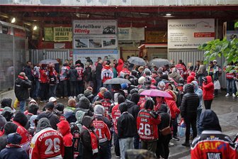 Eispiraten Crimmitschau: Fans warten im Dauerregen, Bierbecher landen auf dem Eis und Tobias Lindberg droht eine Geldstrafe - Viele Fans standen am Freitagabend vor dem Haupteingang im Regen.