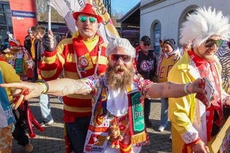 Eispiraten Crimmitschau: Farbenfrohe Faninvasion der Düsseldorfer EG sorgt für ausgelassene Stimmung - Er hat die Sommersaison schon eingeleitet. Auch bei -2 Grad.
