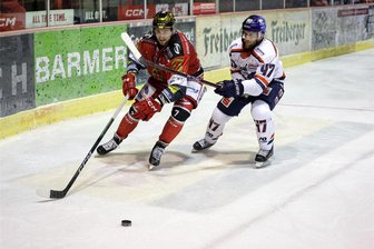 Eispiraten Crimmitschau fehlt Konstanz: Warum mehrfach ein Vorsprung verspielt wurde - Tobias Lindberg (links) trifft mit dem Eispiraten-Team am Freitag auf Landshut. Vor den Augen seines Landsmannes Niklas Bjelke, der vor einem Vierteljahrhundert beim ETC gespielt hat.