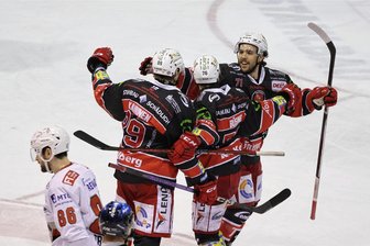 Eispiraten Crimmitschau feiern 6:1-Sieg gegen Eisbären Regensburg: Sahnpark erlebt am Ostersamstag ein Eishockey-Fest - Hier jubelt Scott Feser (rechts) mit Henri Kanninen und Justin Büsing über das 1:0.