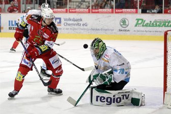 Eispiraten Crimmitschau feiern dritten Sieg im dritten Spiel - Henri Kanninen - hier im Spiel gegen Bietigheim- war in Selb an allen fünf Treffern der Eispiraten beteiligt. 