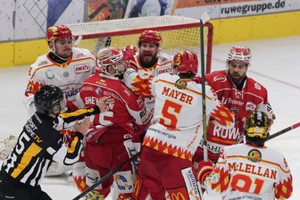 Eispiraten Crimmitschau feiern Heimsieg und Klassenerhalt: Trainer tanzen auf dem Eis - Fans zünden Pyrotechnik - Die Eispiraten Crimmitschau gewannen die umkämpfte Partie gegen den ESV Kaufbeuren mit 5:4 nach Verlängerung.
