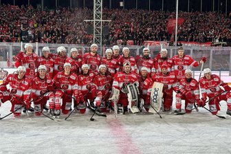 Eispiraten Crimmitschau feiern Klassenerhalt: Wie Torhüter Christian Schneider einem Olympia-Helden die Show stiehlt - Teamfoto nach dem Klassenerhalt: Das Team aus Crimmitschau feiert vor dem Fanblock in der Vogtland-Arena.