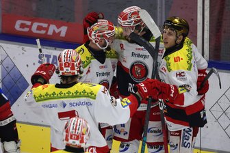 Eispiraten Crimmitschau feiern Sieg gegen Landshut: Top-Reihe zeigt erneut ihre Offensiv-Qualität - Corey Mackin (mit dem goldenen Helm) jubelt über den zweiten Eispiraten-Treffer.