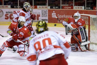 Eispiraten Crimmitschau finden keinen Weg aus der sportlichen Krise - Torhüter Oleg Shilin - hier im Heimspiel am Sonntag gegen Bad Nauheim - hatte am Freitagabend auch ein wenig Pech, als ihm ein Schuss der Hessen zwischen den Beinen durchrutschte.