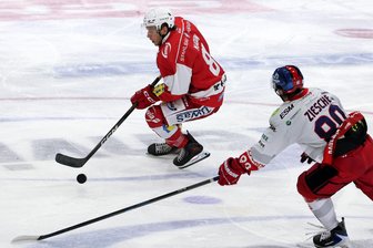 Eispiraten Crimmitschau: Freude über Mackin-Doppelpack wird von Shevyrin-Verletzung getrübt - Corey Mackin (rotes Trikot) steuerte zwei Tore zum Eispiraten-Sieg bei.