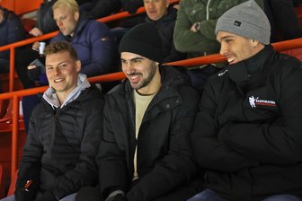 Eispiraten Crimmitschau freuen sich über Max Balinson als Glücksbringer: Wie die Chancen für die Rückkehr des Top-Verteidigers stehen - Max Balinson (links) hat die Rolle als Glücksbringer eingenommen. Er verfolgte die Partie neben Greg Kreutzer (Mitte) und Scott Feser.