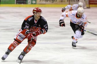 Am Donnerstagabend hatte Timo Gams (links) noch zum 6:2-Endstand für die Eispiraten beim Heimsieg gegen Kaufbeuren getroffen. Zwei Tage später gab es für ihn und sein Team in Bad Tölz nicht viel zu holen. 