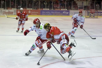 Eispiraten Crimmitschau geben Auswärtssieg nach klarer Führung aus der Hand - Colin Smith - rechts im Spiel am Freitag gegen Selb - und die Eispiraten Crimmitschau konnten ihre Erfolgsserie am Sonntag in Ravensburg nicht weiter ausbauen.